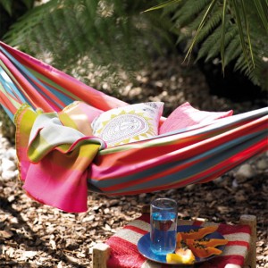 4-ideas-relaxing-outdoor-living-Pink-garden-hammock