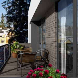 Contemporary-home-balcony-with-modern-equipment