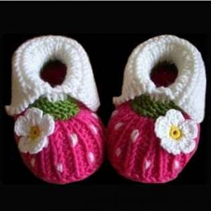 Crochet-Baby-Shoes-With-Flower