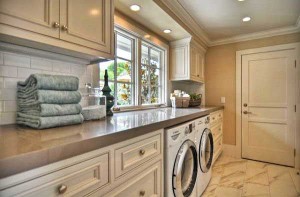 Elegant-Laundry-Room-Design-with-Classy-Cabinets