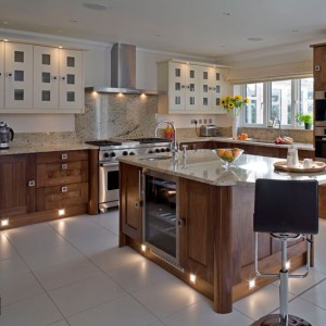Kitchen-with-modern-lighting-and-built-in-kitchen-appliances