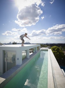 The-swimming-pool-looks-so-awesome-in-the-roof