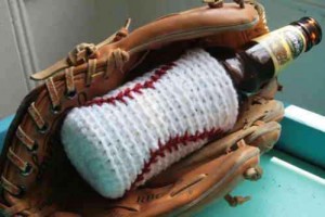 baseball-crochet-beer-cozy