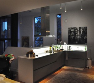 creative-lighting-design-modern-kitchen-interior-villa15