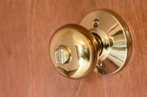 article-new_ehow_images_a06_co_23_replace-entry-door-knob-800x800