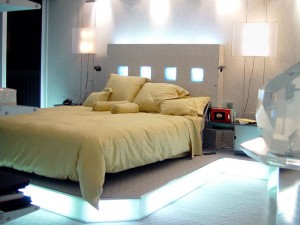 Colorful_Design_Small_Bedroom_With_Decorative_Wall_Lighting