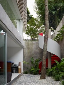 below-level-floors-small-garden-modern-design4