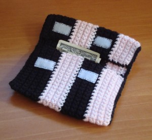 crocheted-wallet