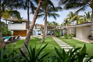 large-garden-design-in-tropical-home-design-with-pathways-made-from-natural-stone-and-coconut-tree