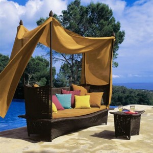 25-Creatively-Gorgeous-Outdoor-Canopy-Beds-17