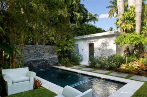Backyard-With-Exciting-Pool-Designs-915x605