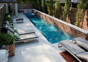 Modern-Backyard-Design-Small-Backyard-Swimming-Pool-Lounge-Enclose-Patio-915x649