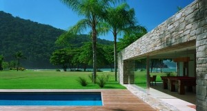 Outdoor-Pool-with-Wood-Surfaces-in-Laranjeiras-Beach-House-554x300