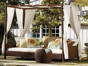 Romantic-Canopy-Bed-Outdoor