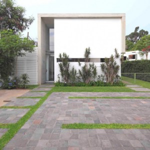 front-yard-of-contemporary-property-in-lima-615x615