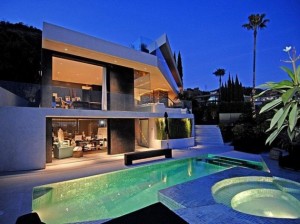 modern-house-design-with-outdoor-pool-black-large-bench-and-white-stairs-630x472