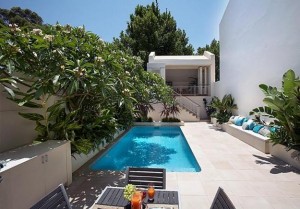 small-backyard-design-swimming-pool-patio-2