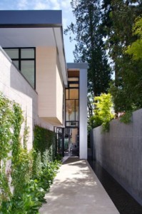 Great-outdoor-entry-corridor-stylish-small-garden-house-
