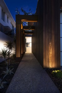 outdoor-Corridor-wooden-house-exterior-design-915x1370