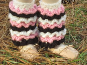 coloured crochet baby leg warmer