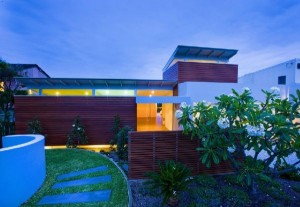 natural-garden-in-modern-marcus-beach-house-design