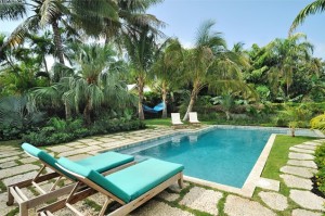 tropical-pool-chaise-lounges-palms-green-craig-reynolds-landscape-architecture_3945