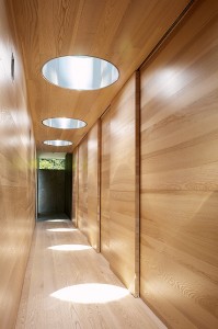 04-Zappon-House-Interior-Wooden-Corridor