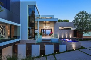 Inspirational-Entrance-Spot-with-Open-Floor-Plan-Interior-of-Modern-Residence-Laurel-Way-Courtyard-Area