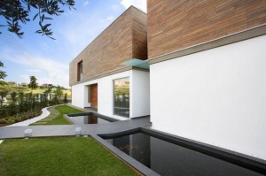 Modern-Luxury-Residence-in-Cyprus-Fish-ponds-3