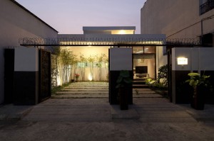 Vietnam-Contemporary-Home-Entrance-with-Concrete-Floor-at-the-Carport