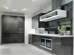 exciting-neutral-black-and-white-kitchen-design-with-hanging-shelves-decorations