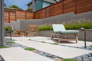 modern-patio-design-gray-retaining-wall-privacy-fence-ecotones-landscapes_9151