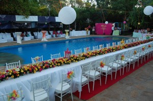 Modern-Wedding-Reception-Decor-in-Swimming-Pool
