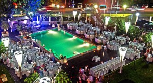 spectacular-wedding-staged-by-a-swimming-pool