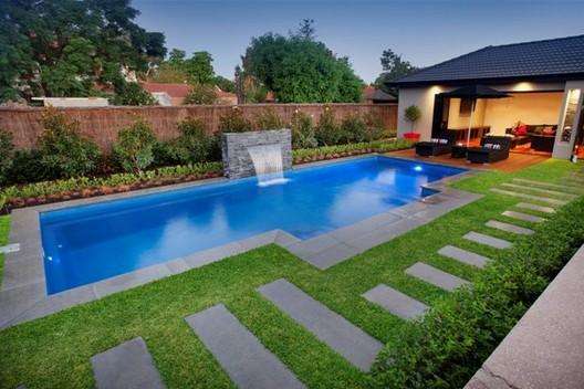 Modern overflow swimming pool for Pool design garden