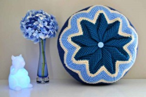 blue-crochet-cushion-2