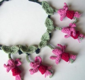 crochet_pink_fuschia_necklace_by_meekssandygirl
