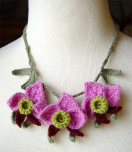 crochet_purple_orchid_necklace_by_meekssandygirl