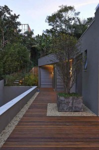 side-modern-tropical-house-design-with-wooden-floor-planks-and-small-garden-ideas