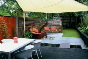 exterior-small-modern-minimalist-garden-design-for-backyard-with-green-grass-and-romantic-chairs-feat-pink-color-creative-ideas-15-best-contemporary-urban-garden-ddesign