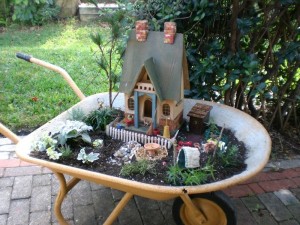 wheelbarrow-miniature-garden-10-e1399126323194