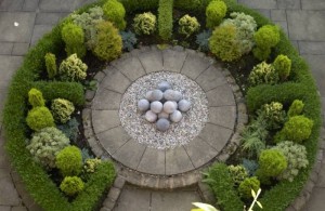 Circular-Small-Formal-Garden-England-600x390