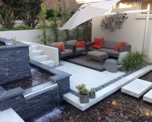 Great-Modern-Outdoor-Patio-Water-Feature-in-Comfortable-Backyard-Design-500x400