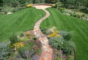 flagstone-walkway-curved-red-accent-landscapes_4432