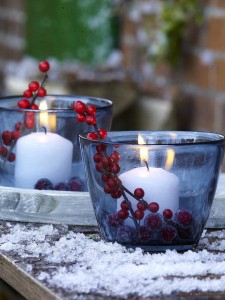outdoor-christmas-decoration-ideas-candle-holders-red-berries
