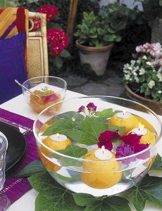 table-decorating-ideas-outdoor-party-floating-candles-oranges-ivy-leaves