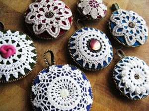 Christmas-ornaments-with-crochet-and-vintage-buttons