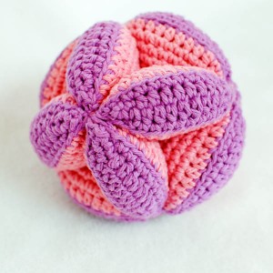 crochet-clutch-ball-pattern-2-of-5