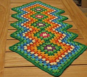 camino-carpeta-de-mesa-crochet-muy-colorida-original-diseno-6114-MLA4611763872_072013-F