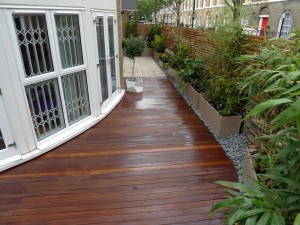 islington-hardwood-decking-galvanised-planters-cedar-privacy-screen-london